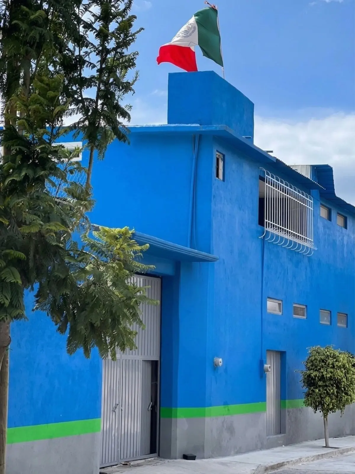 La planta de MetaMedix: el edificio azul con la bandera de México en lo alto