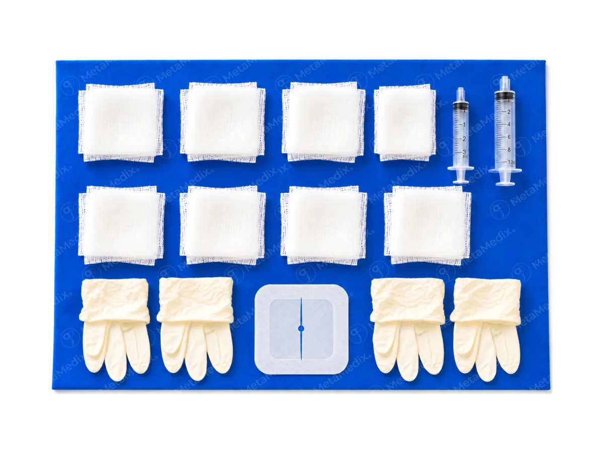 Kit para hemodiálisis extendido sobre su campo azul